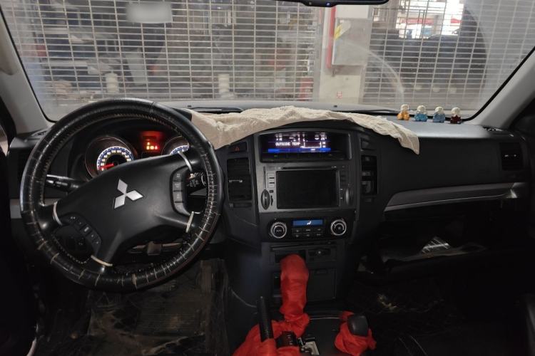 Used Mitsubishi Pajero 2011 3.0L Elite Edition Center Console
