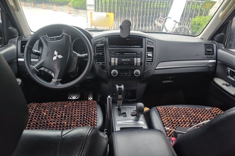 Used Mitsubishi Pajero 2011 3.8L Premium Edition Center Console