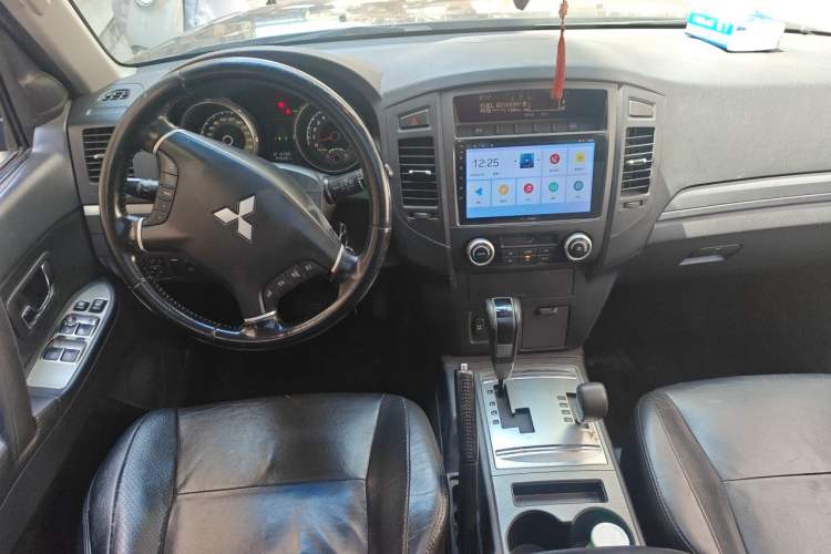Used Mitsubishi Pajero 2011 3.0L Elite Overdrive Edition Center Console