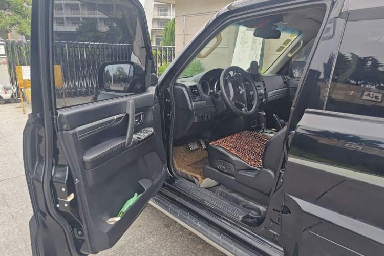 Used Mitsubishi Pajero 2011 3.8L Premium Edition Driver Seat