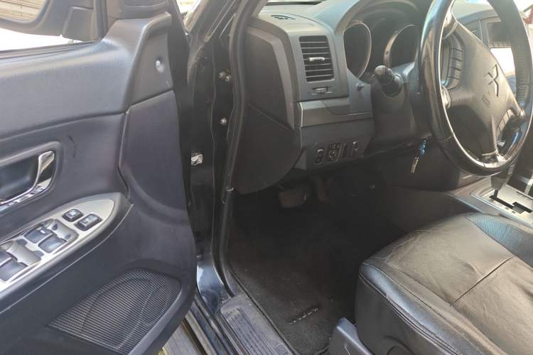 Used Mitsubishi Pajero 2011 3.0L Elite Overdrive Edition Driver Seat