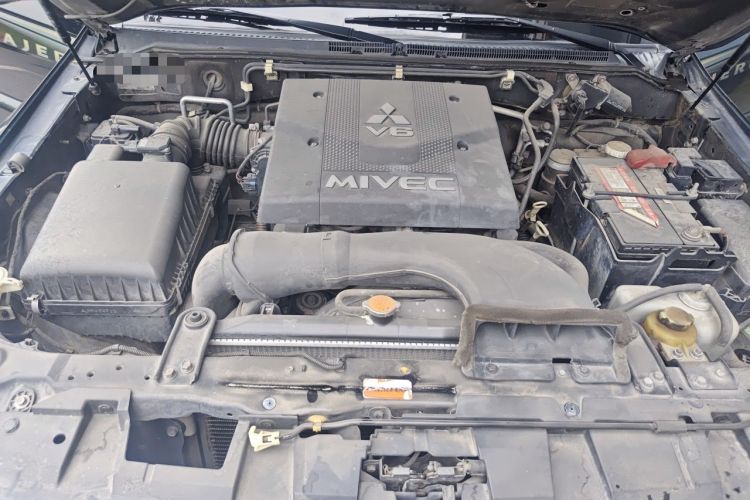 Used Mitsubishi Pajero 2011 3.8L Premium Edition Engine Bay