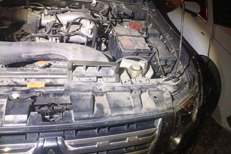 Used Mitsubishi Pajero 2011 3.0L Elite Edition Engine Bay Left