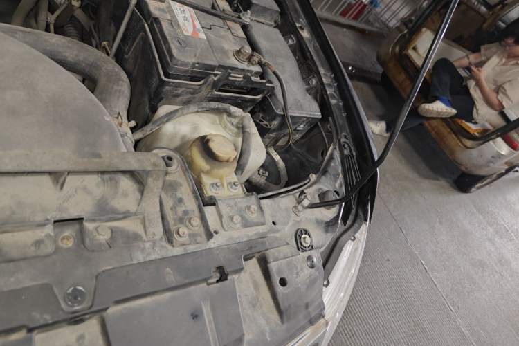 Used Mitsubishi Pajero 2011 3.0L Elite Edition Engine Bay Left