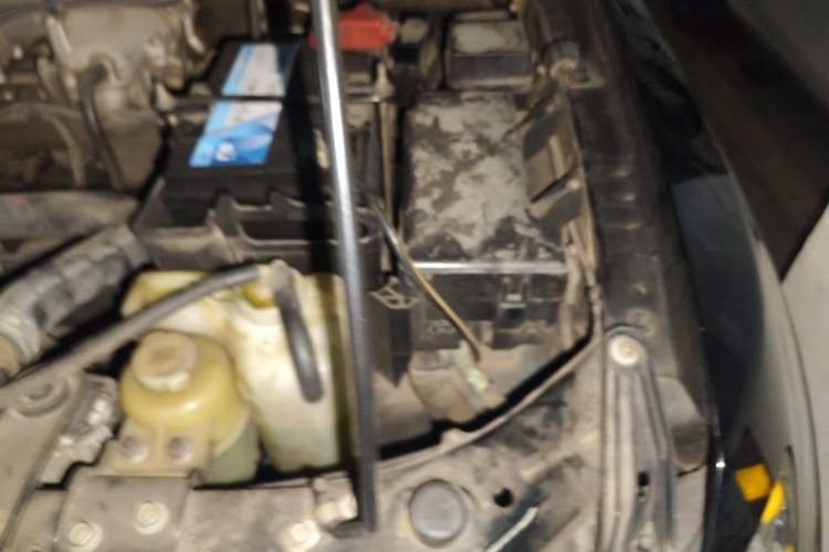 Used Mitsubishi Pajero 2011 3.0L Elite Edition Engine Bay Left