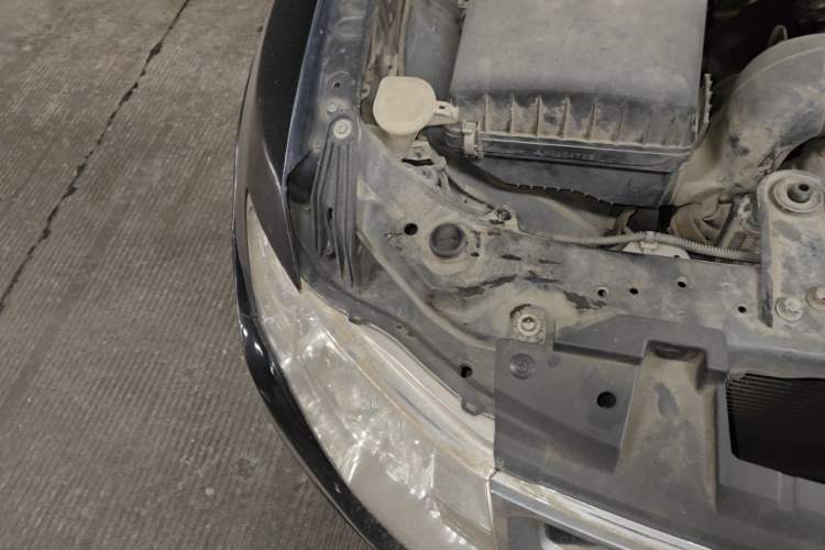 Used Mitsubishi Pajero 2011 3.0L Elite Edition Engine Bay Right