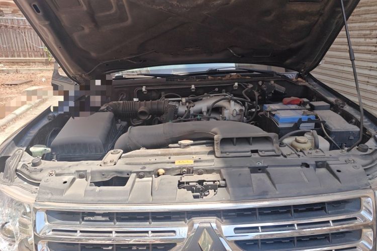 Used Mitsubishi Pajero 2011 3.0L Elite Overdrive Edition Engine Bay