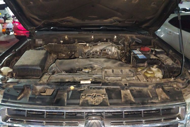 Used Mitsubishi Pajero 2011 3.0L Elite Edition Engine Bay