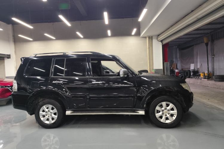 Used Mitsubishi Pajero 2011 3.0L Elite Edition Exterior 5