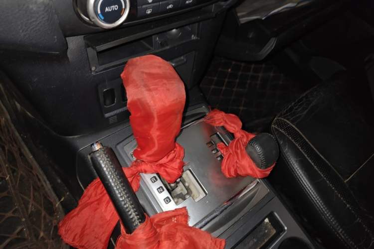 Used Mitsubishi Pajero 2011 3.0L Elite Edition Gear Lever