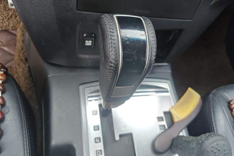 Used Mitsubishi Pajero 2011 3.8L Premium Edition Gear Lever