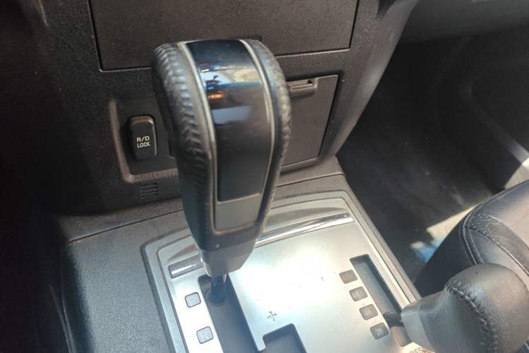 Used Mitsubishi Pajero 2011 3.0L Elite Overdrive Edition Gear Lever