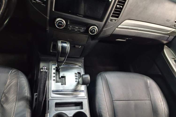 Used Mitsubishi Pajero 2011 3.0L Elite Edition Interior 2