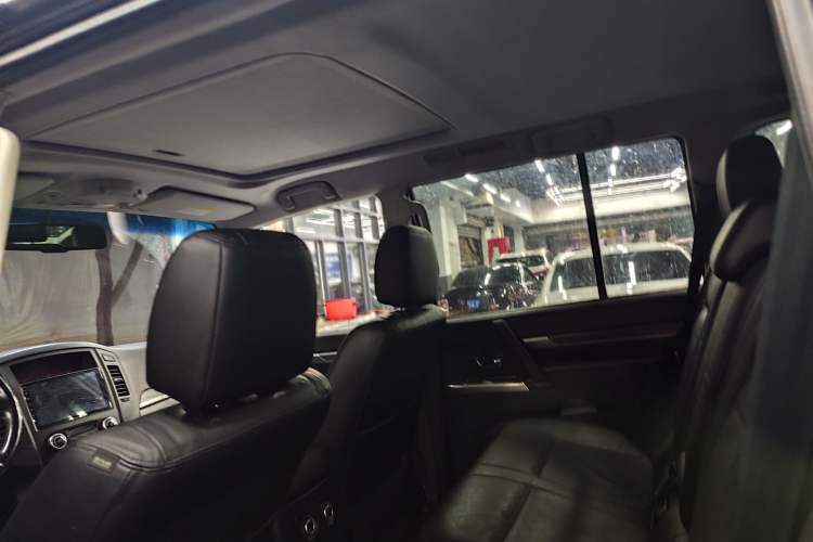Used Mitsubishi Pajero 2011 3.0L Elite Edition Interior 3