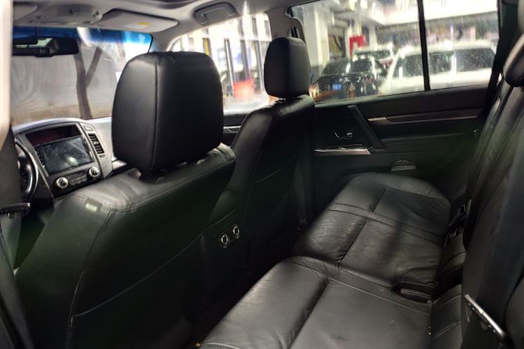 Used Mitsubishi Pajero 2011 3.0L Elite Edition Interior 4