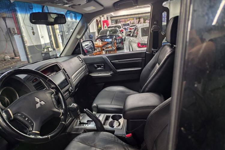 Used Mitsubishi Pajero 2011 3.0L Elite Edition Interior 5