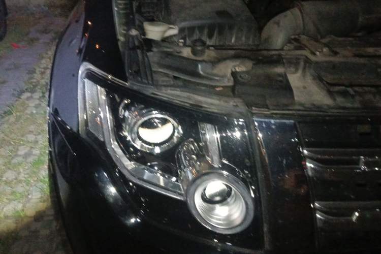 Used Mitsubishi Pajero 2011 3.0L Elite Edition Right Front Headlight