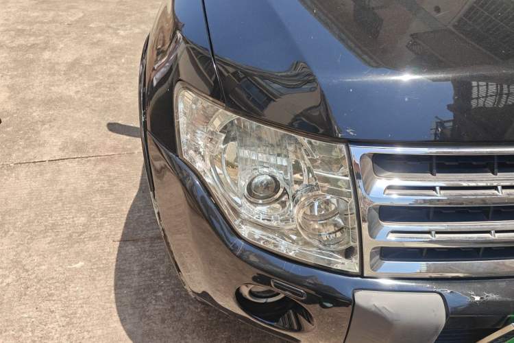 Used Mitsubishi Pajero 2011 3.0L Elite Overdrive Edition Right Front Headlight