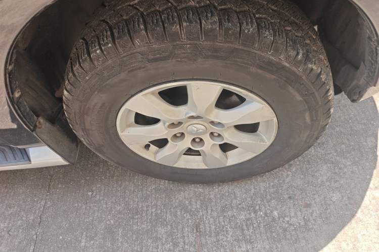 Used Mitsubishi Pajero 2011 3.0L Elite Overdrive Edition Right Front Wheel Hub