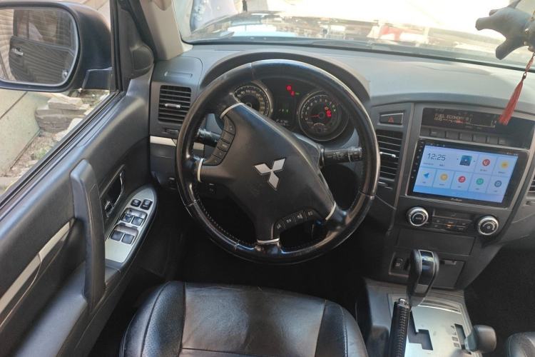 Used Mitsubishi Pajero 2011 3.0L Elite Overdrive Edition Steering Wheel