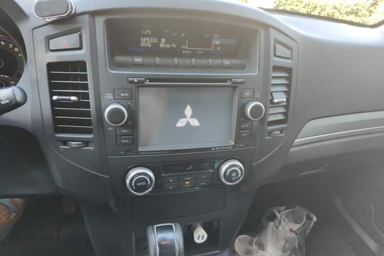 Used Mitsubishi Pajero 2011 3.0L Elite Edition Audio And AC Panel