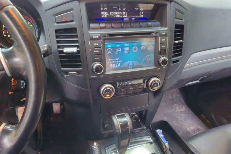 Used Mitsubishi Pajero 2011 3.0L Elite Overdrive Edition Audio And AC Panel