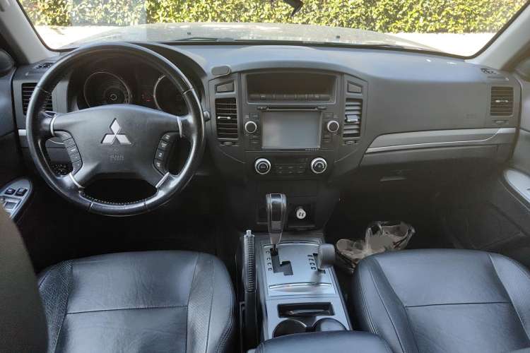 Used Mitsubishi Pajero 2011 3.0L Elite Edition Center Console