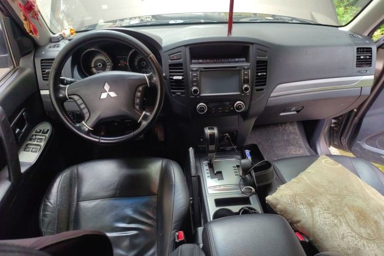 Used Mitsubishi Pajero 2011 3.0L Elite Overdrive Edition Center Console