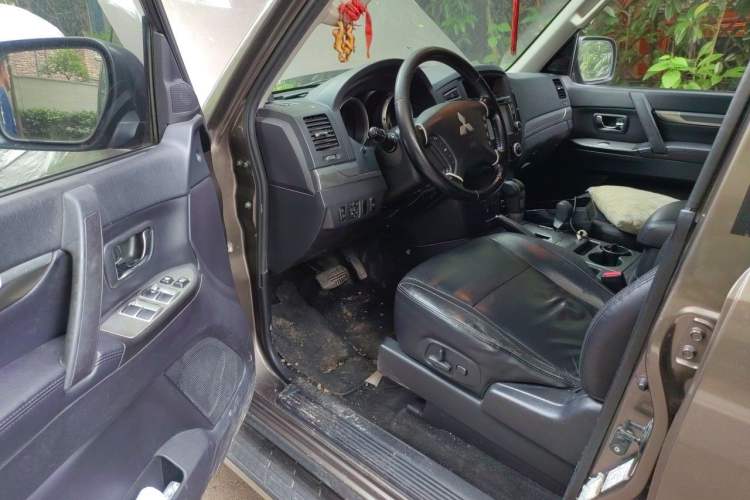Used Mitsubishi Pajero 2011 3.0L Elite Overdrive Edition Driver Seat