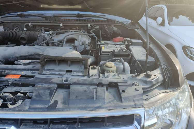 Used Mitsubishi Pajero 2011 3.0L Elite Edition Engine Bay Left