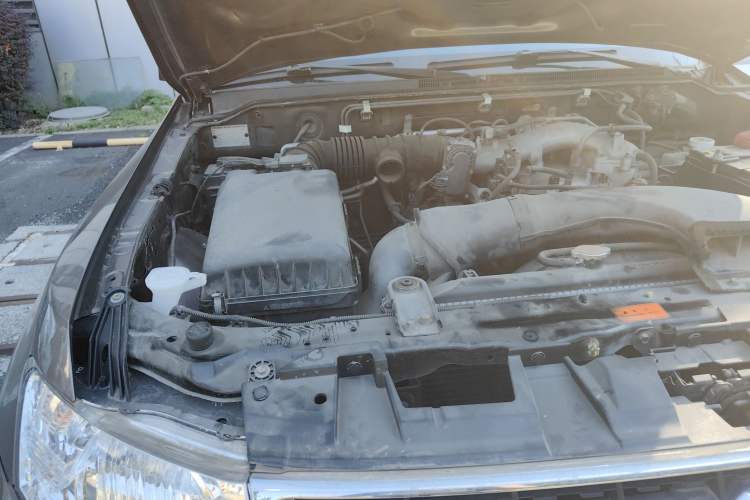 Used Mitsubishi Pajero 2011 3.0L Elite Edition Engine Bay Right