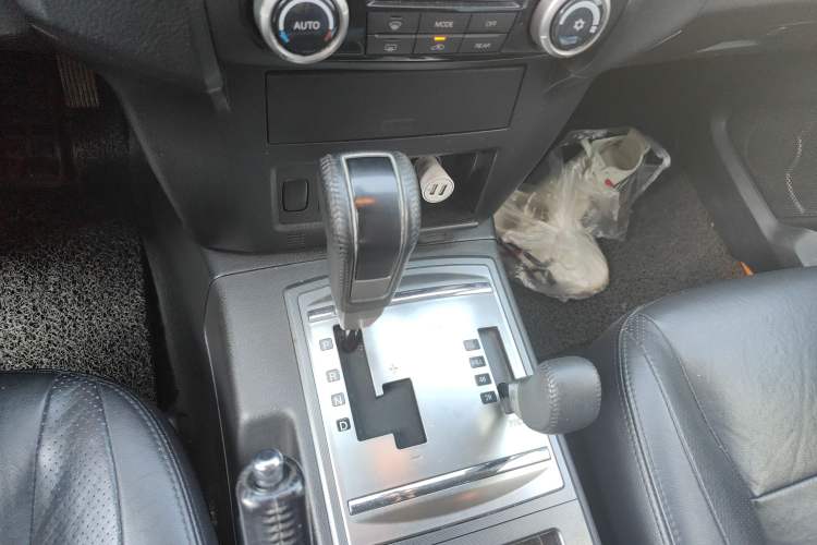 Used Mitsubishi Pajero 2011 3.0L Elite Edition Gear Lever