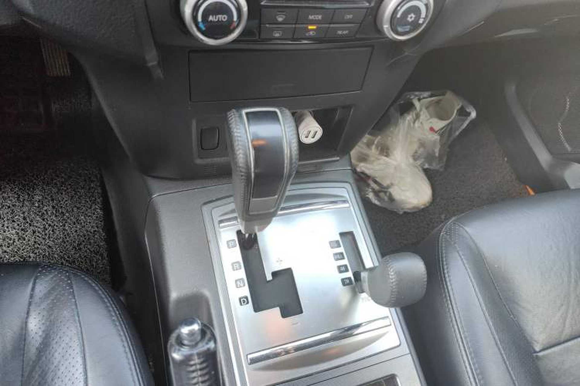 Used Mitsubishi Pajero 2011 3.0L Elite Edition Gear Lever