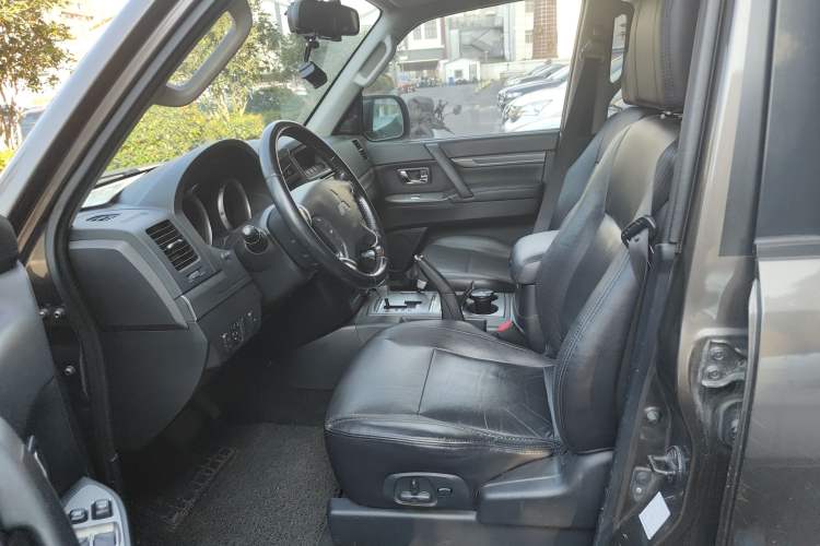 Used Mitsubishi Pajero 2011 3.0L Elite Edition Left Front Seat
