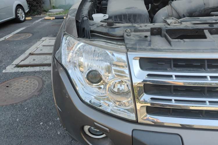 Used Mitsubishi Pajero 2011 3.0L Elite Edition Right Front Headlight