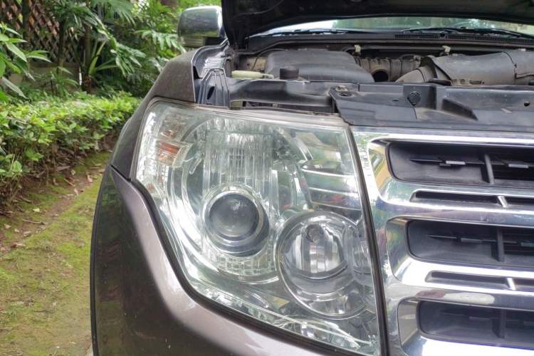 Used Mitsubishi Pajero 2011 3.0L Elite Overdrive Edition Right Front Headlight