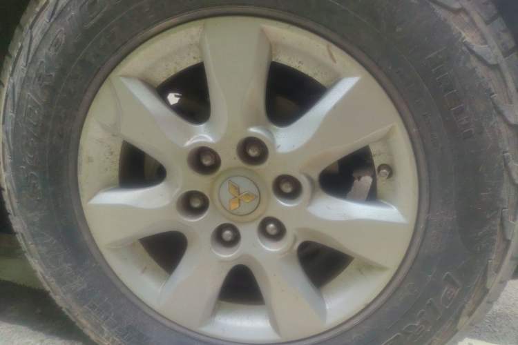 Used Mitsubishi Pajero 2011 3.0L Elite Overdrive Edition Right Front Wheel Hub