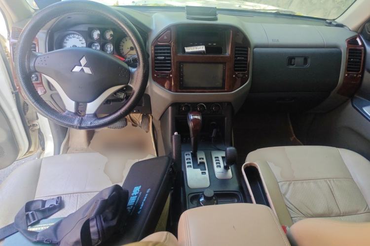 Used Mitsubishi Pajero 2011 V73 3.0L AT GLS Center Console