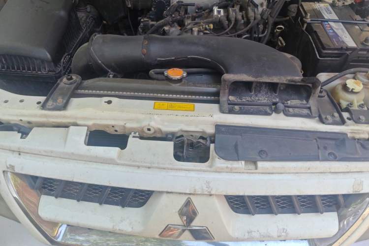 Used Mitsubishi Pajero 2011 V73 3.0L AT GLS Engine Bay