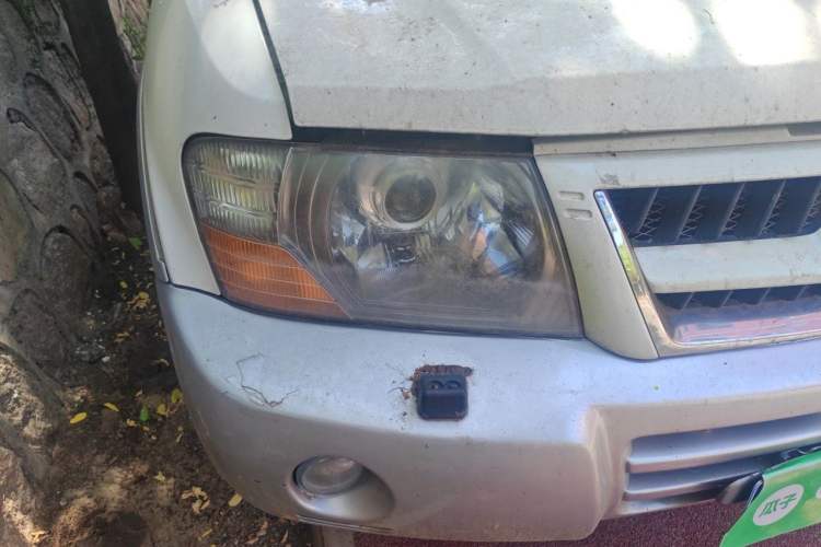 Used Mitsubishi Pajero 2011 V73 3.0L AT GLS Right Front Headlight