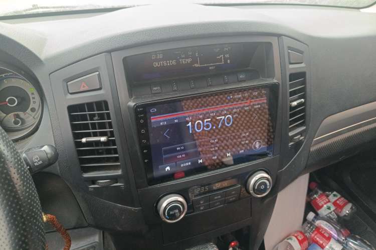 Used Mitsubishi Pajero 2011 3.0L Elite Edition Audio And AC Panel