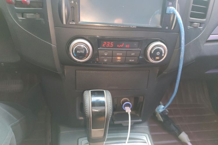 Used Mitsubishi Pajero 2011 3.0L Elite Edition Audio And AC Panel