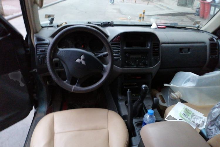 Used Mitsubishi Pajero 2011 V73 3.0L MT GL Center Console