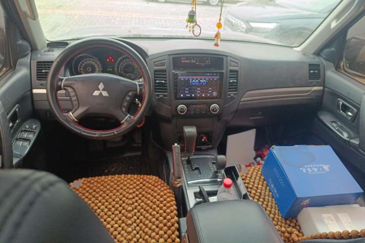 Used Mitsubishi Pajero 2011 3.0L Elite Edition Center Console