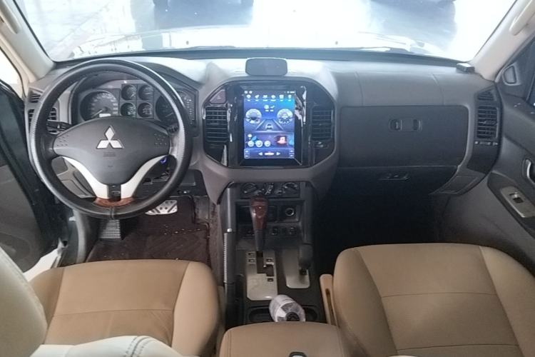 Used Mitsubishi Pajero 2011 V73 3.0L AT GLX Center Console