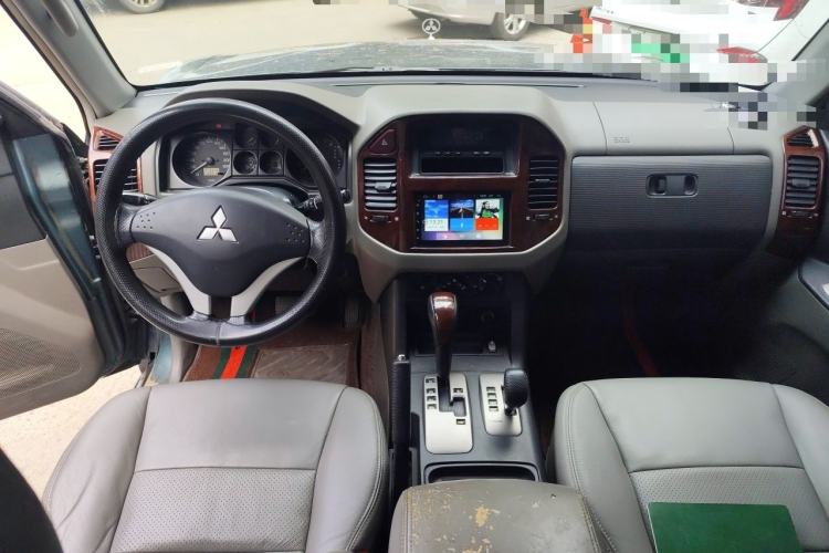 Used Mitsubishi Pajero 2011 V73 3.0L AT GLX Center Console