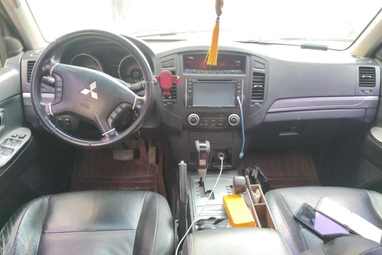 Used Mitsubishi Pajero 2011 3.0L Elite Edition Center Console