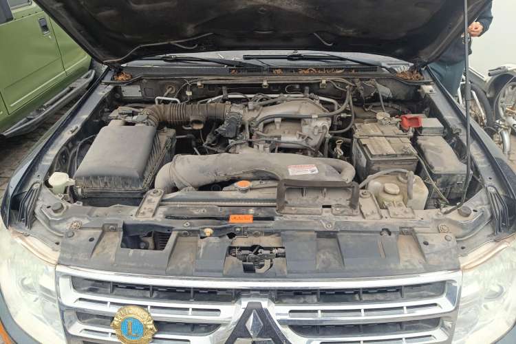 Used Mitsubishi Pajero 2011 3.0L Elite Edition Engine Bay
