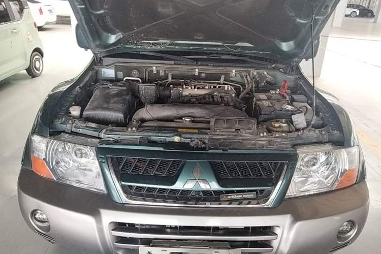 Used Mitsubishi Pajero 2011 V73 3.0L AT GLX Engine Bay
