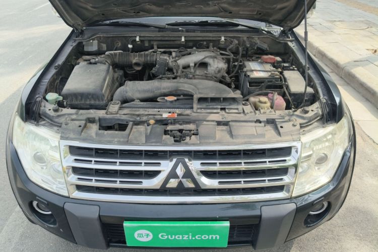 Used Mitsubishi Pajero 2011 3.0L Elite Edition Engine Bay